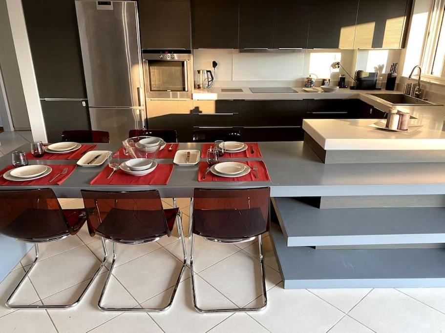 Spacious And Sunkissed 3Br & 2 Bathrooms Apartment Atene Esterno foto