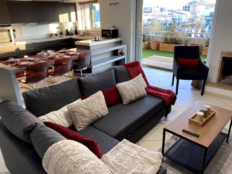 Spacious And Sunkissed 3Br & 2 Bathrooms Apartment Atene Esterno foto