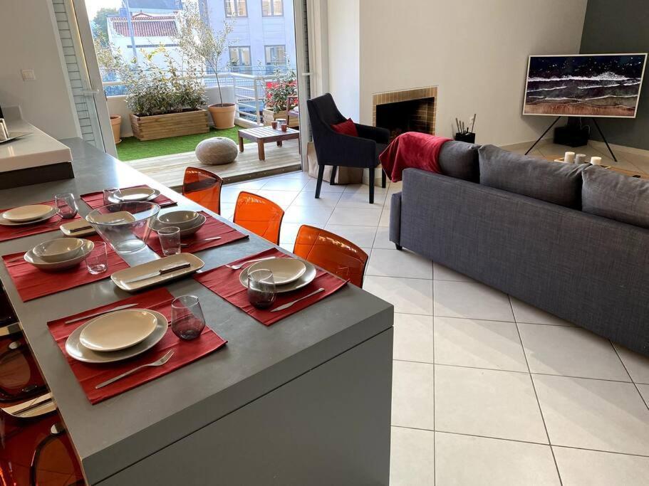 Spacious And Sunkissed 3Br & 2 Bathrooms Apartment Atene Esterno foto