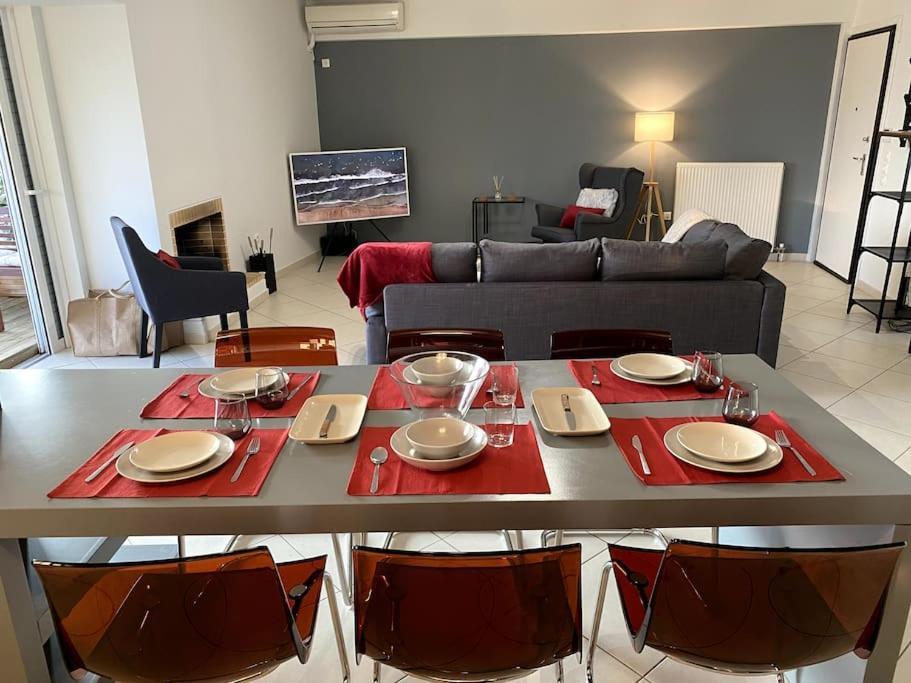 Spacious And Sunkissed 3Br & 2 Bathrooms Apartment Atene Esterno foto